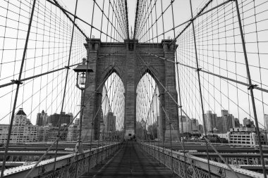 Brooklyn Köprüsünden Manhattan 'a. Brooklyn Köprüsü 'nün şehir mimarisi simgesi. Metropolis şehrinin mimarisi. Brooklyn Köprüsü. New York mimarisi. Metropolitan cazibesi.