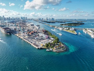 Kargo gemisi olan Miami limanı. Liman marinası manzarası. Seyahat güzergahı. Kargo gemisi Miami limanına yanaştı. Miami Güney Sahili, Florida. Florida 'daki liman manzarası.
