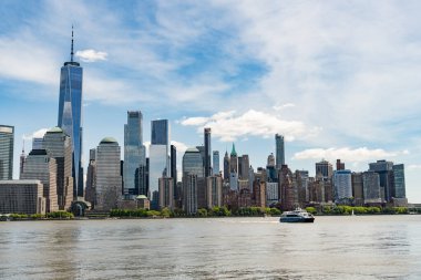 Manhattan güzel silueti, New York, Birleşik Devletler. New York City, Manhattan Skyline ile Hudson Nehri üzerinde, New York City, ABD New York şehrinin Manhattan şehir merkezindeki ufuk çizgisi