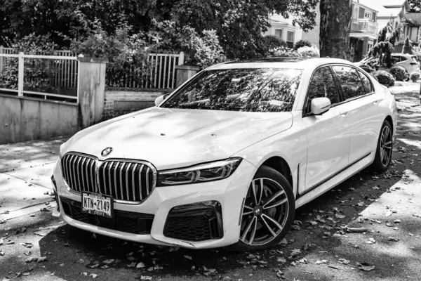 New York City, ABD - 26 Ağustos 2023: BMW 7 araç dışarıda park edilmiş, köşe manzaralı.