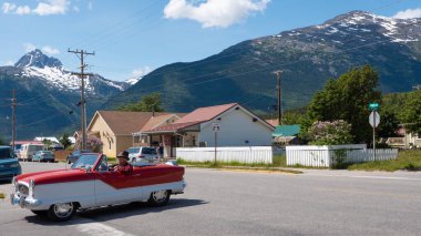 Skagway, Alaska, ABD - 07 Temmuz 2019: Nash Metropolitan 'ın üstü açık arabası. Nash Metropolitan caddesi, yan manzara. Nash Metropolitan 1959 üstü açılabilir, kopyalama alanı.