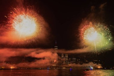 New York Manhattan havai fişekleri arifesinde. Manhattan 'da havai fişekler. New York 4 Temmuz Havai fişekleri. Flashing Fireworks ile New York City Skyline Manhattan. Bağımsızlık Günü