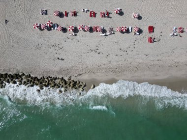 Cennette yaz tatili. Yazın deniz kenarında tatil. Deniz, plaj şemsiyesi altında rahatlar. Denize açılın. Kristal berrak turkuaz suyla kumsalın havadan görünüşü. Kumsal güneşinin tadını çıkarıyorum.