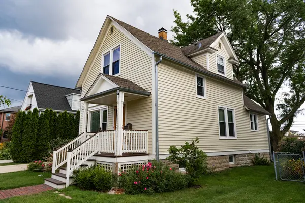 Özel yerleşim yerlerindeki banliyö evi. Evin dış mimarisi. Mahallede bir ev. Özel ev mimarisi. Özel konut. Banliyöde bir ev. Özel mülkiyet.