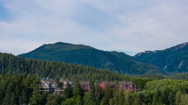 Ketchikan, Alaska, ABD - 26 Temmuz 2019: Dağ manzaralı köy binası. Alaska 'nın küçük bir kasabasının manzarası. Ormanlı bir şehir manzarası. Orman ve dağ kenti manzarası.