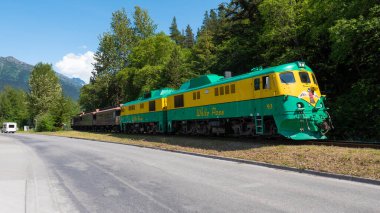 Skagway, Alaska, ABD - 07 Temmuz 2019: Demiryolu treni. Tren istasyonunda. Alaska 'da Yukon gezisi. Sahne Beyaz Geçidi Yukon Demiryolu, Skagway. Beyaz Geçit ve Yukon Demiryolu Treni.