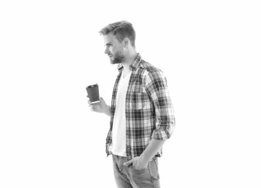 Stüdyoda kahve içen beyaz bir adam. Kafkasyalı bir adamın kahveli fotoğrafı. Beyaz kahve içen beyaz tenli bir adam. Arka planda kahve olan beyaz bir adam..