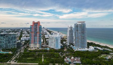 Miami 'nin güney sahili. South Beach 'teki şehir manzarası. Florida Panoraması. Miami 'nin gökdelen mimarisi. Miami Güney Sahili hava manzarası. Miami gökdelen mimarisinin havası.