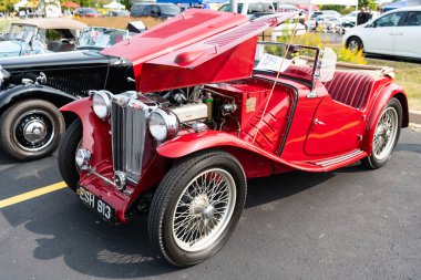 Chicago, Illinois, ABD - 08 Eylül 2024: MG TC spor araba üstü açılabilir, köşe manzaralı. Retro spor araba. Üstü açık MG TC araba. Chicago Otomobil Fuarında MG TC.