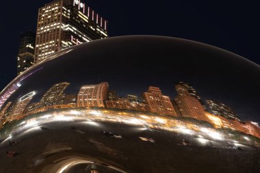 Chicago Milenyum Şehir Parkı. Gece şehir manzarası yansıması. Bulut Kapısı. Milenyum Parkı 'nda ünlü Bulut Kapısı heykeli. Fasulye heykeli. Gökdelenli Gece Şehri manzarası.