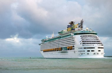 Gemi seyahati. Yaz tatilinde yolcu gemisine bakın. Denizde seyahat et. Yolcu gemisinde tatil. Lüks yolcu gemisi. Gemi limandan ayrılıyor. Deniz gezisi. Seyahat ve seyahat. Boşluğu kopyala.