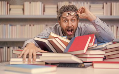 Okula dönüyorum. Kitaplı üniversite eğitimi. Okul öğretmeni eğitimi sever. Okul kütüphanesindeki kitap kurdu ineği. Üniversite profesörü öğrenme ve öğrenme. Okul eğitimi. Gerçek öğretmen..