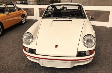 New York City, ABD - 27 Mart 2024: Porsche 911 Carrera RS 2.7 klasik süper araba aracı Manhattan 'daki Uluslararası Otomobil Fuarı, ön görüş.