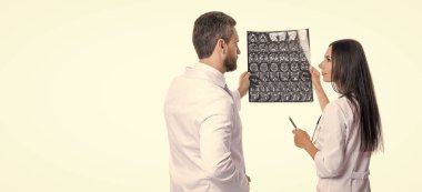 Sağlık ve ilaç. Tıp konsepti. Doktor, nükleer ilaçların röntgenini çekin. Tıp doktoru MR 'ı beyaza izole etti. Doktor beyin taramasında hasar ya da hastalık var mı diye bakıyor. Boşluğu kopyala.