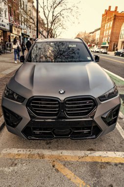 New York City, ABD - 15 Mart 2024: BMW X6 modern gri araba, üst görünüm.