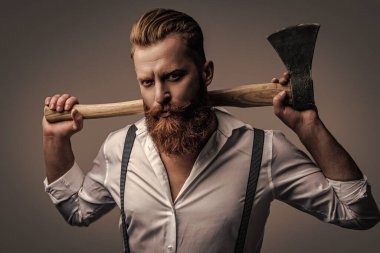 Yakışıklı ve karizmatik. Erkeksi adam. Baltası gri renkte olan sakallı bir adamın erkekliği. Sakallı ve bıyıklı, beyaz, vahşi bir adam. Erkeksi enerji. Retro tarzı. Klasik estetik..