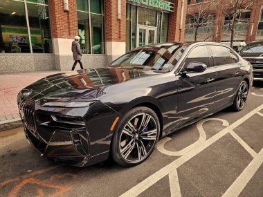New York City, ABD - 27 Şubat 2024: BMW 7 lüks otomobil dışarıda park edilmiş, köşe manzaralı.