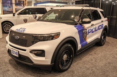 New York City, ABD - 27 Mart 2024: Ford Explorer polis arabası New York Uluslararası Otomobil Fuarı, köşe manzaralı.