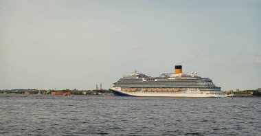 New York 'ta gemi turu. New York Manhattan 'ın silueti Hudson Nehri yolcu gemisiyle geziyor. New York gemi seyahati