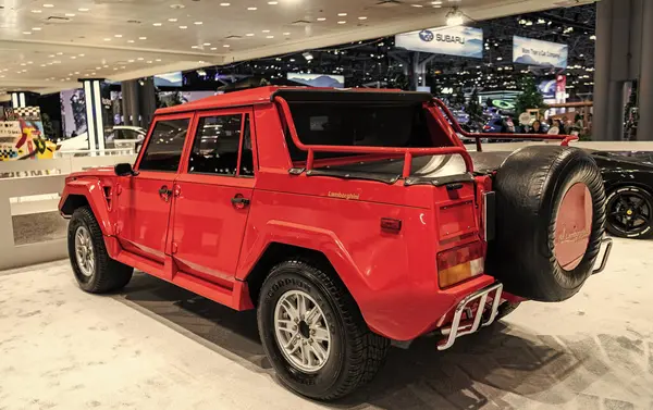 New York City, ABD - 27 Mart 2024: Lamborghini LM002 spor araba New York Uluslararası Otomobil Fuarı, köşe manzaralı.