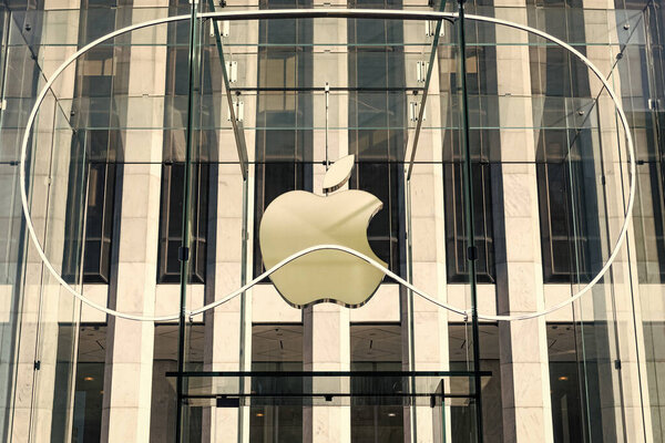 Нью-Йорк, США - 25 марта 2024 года: логотип пространственной технологии Apple Vision Pro в розничном магазине.