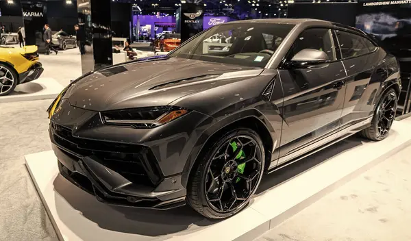 New York City, ABD - 27 Mart 2024 Lamborghini Urus spor çapraz arabası New York Uluslararası Otomobil Fuarı, köşe manzaralı.