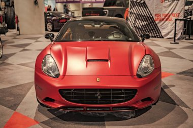 New York City, ABD - 27 Mart 2024: Ferrari California üstü açık süper araba New York Uluslararası Otomobil Fuarı, ön görüş.