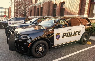 New York City, ABD - 25 Mart 2024 Dodge Durango Polis arabası açık havada, köşe manzaralı.