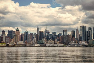 New York City, ABD - 05 Mayıs 2023: NYC şehir manzarası sergileri, yüksek gökdelenler, aşağı doğu yakası.