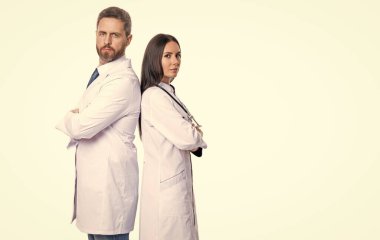 Hastanede pratisyen hekim. Kendine güvenen pratisyen doktor muayenehanede duruyor. Steteskoplu pratisyen hekim. Tıp, sağlık ve insan konsepti. Klinik Uygulayıcı.