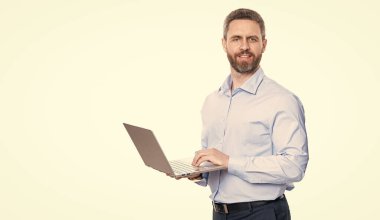 Çevrimiçi çalışan serbest çalışan biri. Serbest iş blogcusu. Uzaktan kumanda serbest çalışıyor. Ofis takımında serbest çalışan bir iş adamı. İş başarısı. Bilgisayarda iş adamı iletişimi. Reklam..
