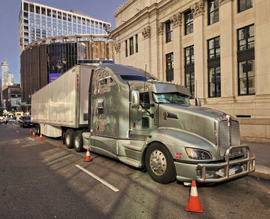 New York, ABD - 01 Eylül 2023 Kenworth T660 kamyonet cadde, köşe manzaralı.