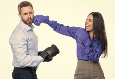 Beyazlara izole edilmiş boks eldivenli iş adamları. İş rekabeti. İş ortakları arasındaki şirket rekabeti. İş adamları savaşmaya hazır. İş rekabeti. İşteki liderlik.