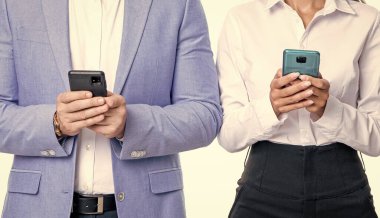 İş adamı telefonda iş arkadaşından mesaj okuyor. Beyazlar arasında izole edilmiş..