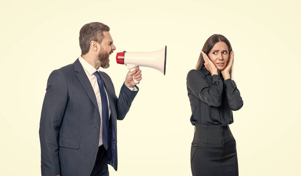 бизнесмен решает конфликты. Перекладываю вину. бизнес-конфликт. бизнесмен, кричащий на сотрудника в громкоговорителе изолированный на белом. бизнесмен конфликтует с партнером по продвижению.