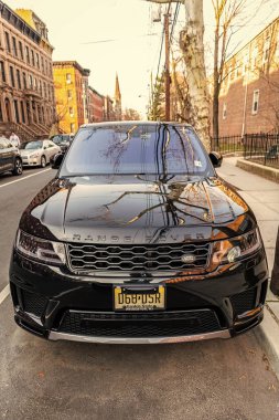New York City, ABD - 15 Mart 2024: Range Rover Sport arabası sokağa park edilmiş, üst manzara.