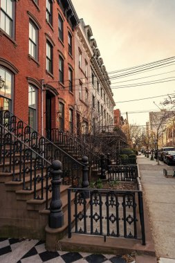 Brick Brownstone binasının giriş merdivenleri. Mimari dış görünüş. New York mimarisi. Brownstone House 'un mimarisi. New York 'un Brownstone mimarisi. Şehir tarzı.