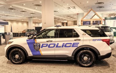 New York City, ABD - 27 Mart 2024: Ford Explorer polis arabası New York Uluslararası Otomobil Fuarı, yan görüş.