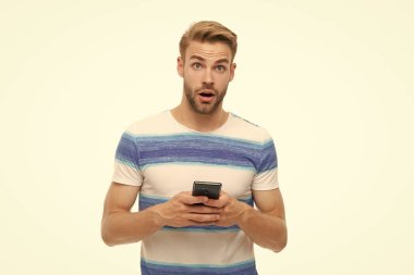 Adam telefonda blog yazıyor. Modern sohbet iletişimi. Erkek blogcu akıllı telefon kullanıyor. İnternette ve blogda sörf yapmak. Sohbet ve mesajlaşma. Millennial Man çevrimiçi sohbet. İnternetten alışveriş.