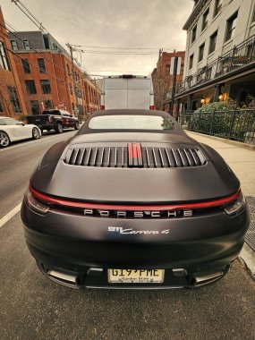 New York City, ABD - 10 Şubat 2024: Porsche 911 Carrera 4 s cabriolet siyah araba, ender manzara.