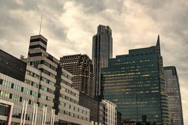 Şehir merkezinde gökdelenli. İş bölgesindeki ofis binası. Gökdelen mimarisi. Ön cepheli gökdelen. Modern bina. Metropolis City 'deki gökdelen. Mimari şehir.