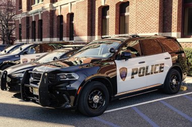New York City, ABD - 25 Mart 2024 Dodge Durango Polis arabası açık hava manzaralı.