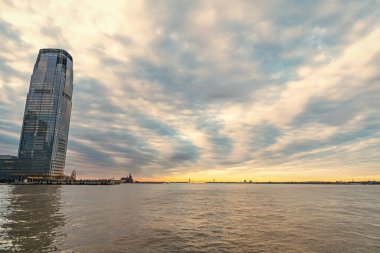 Gökdelen mimarisi. Gün batımında gökdelen. Metropolis City 'deki modern bina. Metropolis City 'deki gökdelen. Şehir merkezinde gökdelenli. Metropolis gökyüzü ve şehir manzarası gün batımında.
