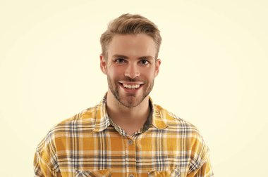 Şık saç stili olan şık bir adam. Moda erkek tarzı. Normal erkek stili. Yüz portresi. Kafkasyalı sıradan bir adam. Kareli tişörtlü adam beyazda izole edilmiş. Millennial mutlu adam.