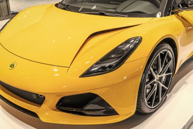 New York City, ABD - 27 Mart 2024: Lamborghini Revuelto hiperaraba spor araba sarı renkli araba New York Uluslararası Otomobil Fuarı 'nda ön plana çıktı, yakın çekim görüntüsü.