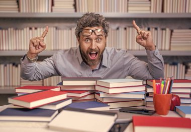 Okula dönüyorum. Sınıfın işyerindeki öğretmen. İspanyol öğretmen bilgisini ve eğitimini paylaşıyor. Sınıfta öğretmenlik dersi. Okulda öğretmenler sınıfı. İyi fikir..