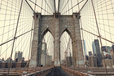 Brooklyn 'deki tarihi köprünün mimarisi. New York Köprüsü, Manhattan ve Brooklyn 'i birbirine bağlıyor. New York 'un Brooklyn Köprüsü. Amerikan mimarisi tarihi eser. Brooklyn cazibesi.