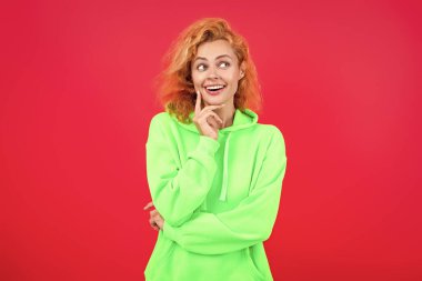 Sıradan kapüşonlu, şık, beyaz bir kadın. Modayla ilgilenen kız modaya uygun ve parlak görünüyor. Pembe kapüşonlu bir kadın. Moda modeli. Şık kapüşonlu kızıl saçlı kız. Kusursuz giyimli..