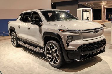 New York City, ABD - 27 Mart 2024 Chevrolet Silverado EV elektrikli beyaz kamyonet New York Uluslararası Otomobil Fuarı, köşe manzaralı.