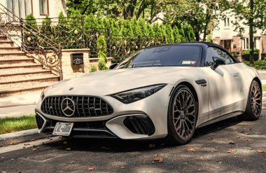 New York City, ABD - 26 Ağustos 2022 Mercedes Benz SL Sınıfı üstü açık Cabriole araba park edilmiş, köşe manzaralı.